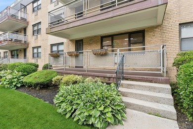 Rarely available, The Carlyle at Great Neck Plaza. A Premier - photo 5