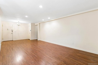 Rarely available, The Carlyle at Great Neck Plaza. A Premier - photo 9