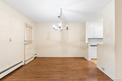 Rarely available, The Carlyle at Great Neck Plaza. A Premier - photo 10