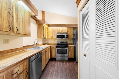 Welcome to this charming two-bedroom, two-bathroom villa in - photo 20