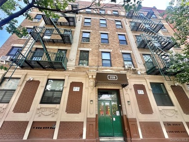 This fully renovated, spacious 2-bedroom apartment features - photo 1
