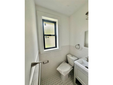 This fully renovated, spacious 2-bedroom apartment features - photo 4
