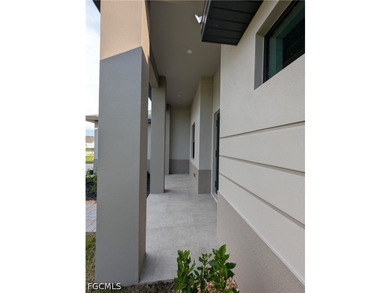 Move in ready! Beautiful new custom upgraded open floor plan - photo 16