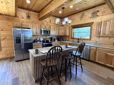 Turn-key 4-bedroom cabin located in the gated Timberlake Bay - photo 3