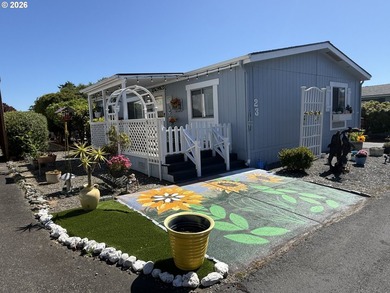 Coastal Cottage Charm Awaits! Bursting with personality, color - photo 1