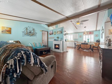 Coastal Cottage Charm Awaits! Bursting with personality, color - photo 2