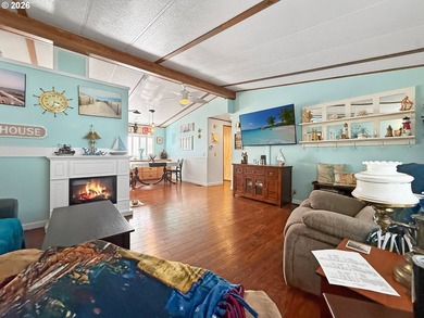 Coastal Cottage Charm Awaits! Bursting with personality, color - photo 3