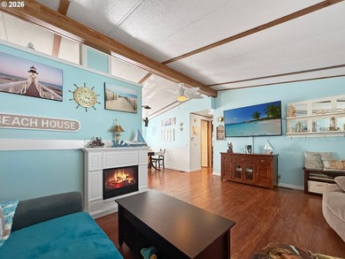 Coastal Cottage Charm Awaits! Bursting with personality, color - photo 4