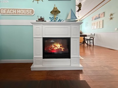 Coastal Cottage Charm Awaits! Bursting with personality, color - photo 5