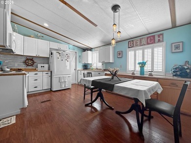 Coastal Cottage Charm Awaits! Bursting with personality, color - photo 7