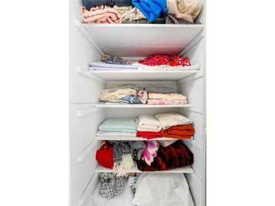 Beautifully renovated 2 bedrooms 1.5 bathroom unit in the heart