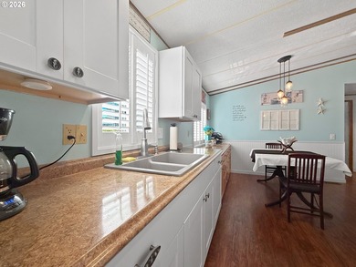 Coastal Cottage Charm Awaits! Bursting with personality, color - photo 8