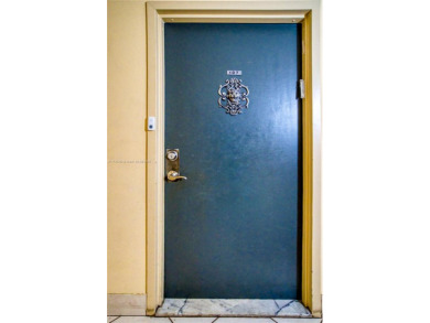 Beautifully renovated 2 bedrooms 1.5 bathroom unit in the heart