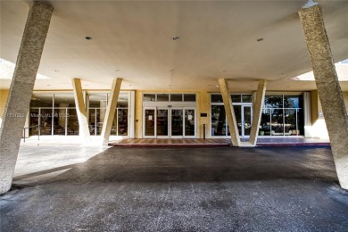 Beautifully renovated 2 bedrooms 1.5 bathroom unit in the heart