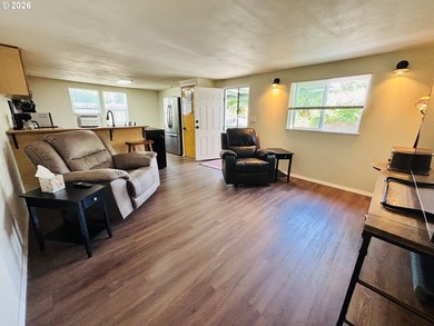 Beautifully remodeled, clean and move in ready! This charming 2 - photo 7