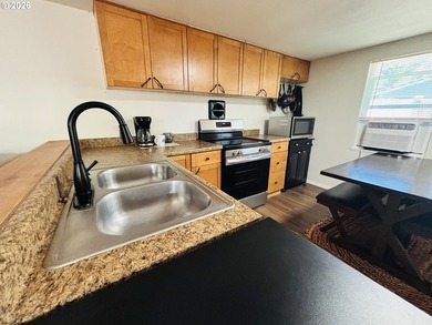 Beautifully remodeled, clean and move in ready! This charming 2 - photo 10