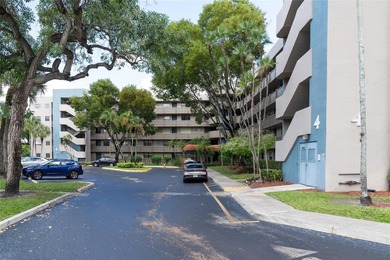 PRICED TO SELL in the heart of Pembroke Pines. Some photos - photo 23