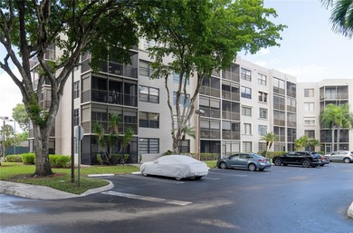 PRICED TO SELL in the heart of Pembroke Pines. Some photos - photo 24