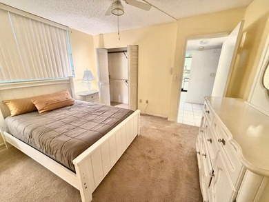 PRICED TO SELL in the heart of Pembroke Pines. Some photos - photo 28
