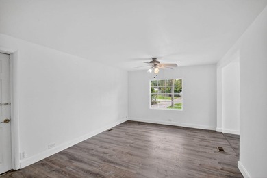 Spacious, Open and Newly Renovated 3BR /2BA home w/ contemporary - photo 17