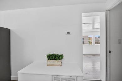 Spacious, Open and Newly Renovated 3BR /2BA home w/ contemporary - photo 19