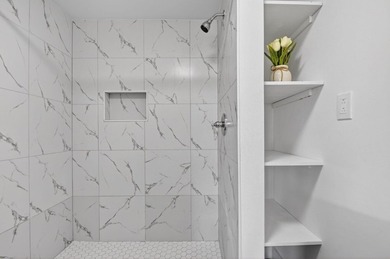Spacious, Open and Newly Renovated 3BR /2BA home w/ contemporary - photo 21