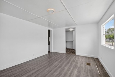 Spacious, Open and Newly Renovated 3BR /2BA home w/ contemporary - photo 26