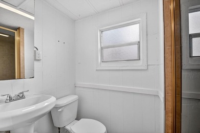 Spacious, Open and Newly Renovated 3BR /2BA home w/ contemporary - photo 30