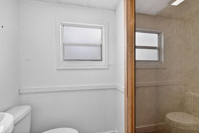 Spacious, Open and Newly Renovated 3BR /2BA home w/ contemporary - photo 31