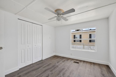 Spacious, Open and Newly Renovated 3BR /2BA home w/ contemporary - photo 32