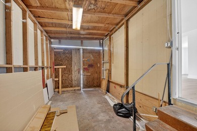 Spacious, Open and Newly Renovated 3BR /2BA home w/ contemporary - photo 38