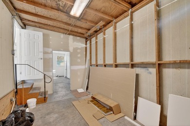 Spacious, Open and Newly Renovated 3BR /2BA home w/ contemporary - photo 39