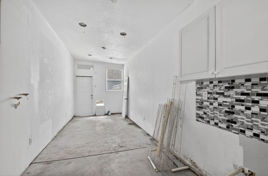 Spacious, Open and Newly Renovated 3BR /2BA home w/ contemporary - photo 40