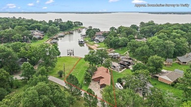 Tucked away in the desirable community of Villa Cove on Cedar - photo 2