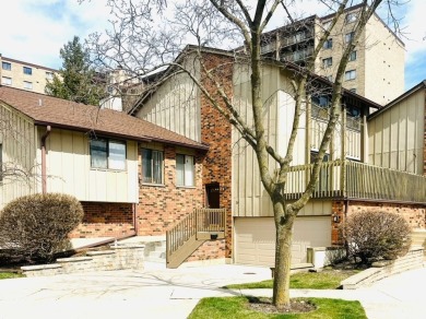 Lake Hinsdale Townhome/Townhouse For Sale in Willowbrook Illinois
