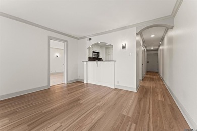 UNIT 404 - BEAUTIFUL 2 BEDROOM RENOVATED UNIT. DOWNTOWN LIVING - photo 2