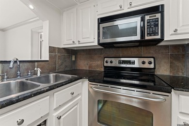 UNIT 404 - BEAUTIFUL 2 BEDROOM RENOVATED UNIT. DOWNTOWN LIVING - photo 3
