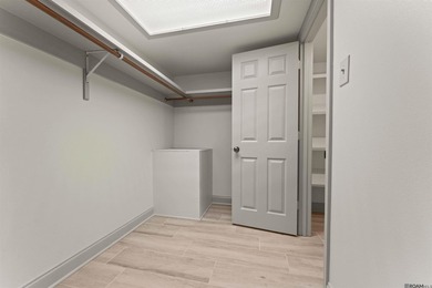 UNIT 404 - BEAUTIFUL 2 BEDROOM RENOVATED UNIT. DOWNTOWN LIVING - photo 6