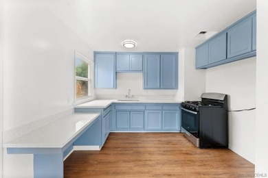 Charming single-story home adjacent to Bay Park featuring 3 - photo 7