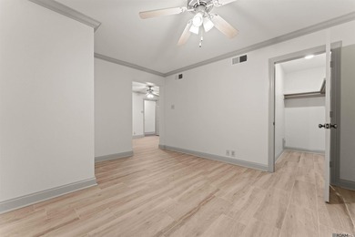 UNIT 404 - BEAUTIFUL 2 BEDROOM RENOVATED UNIT. DOWNTOWN LIVING - photo 10