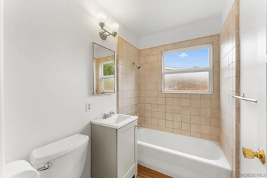 Charming single-story home adjacent to Bay Park featuring 3 - photo 10