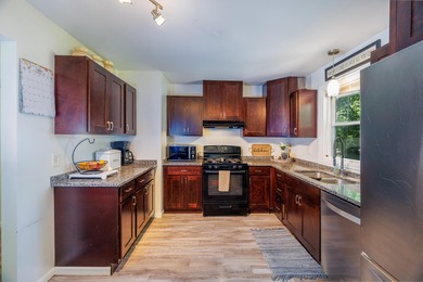 Welcome to this beautifully maintained 4-bedroom, 2.5-bath - photo 17