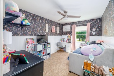 Welcome to this beautifully maintained 4-bedroom, 2.5-bath - photo 21