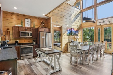 Beautifully appointed, nearly new 3BR, 4BA mountain modern cabin - photo 2