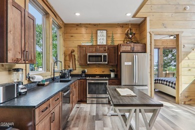 Beautifully appointed, nearly new 3BR, 4BA mountain modern cabin - photo 3