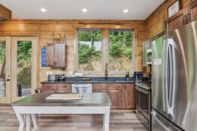 Beautifully appointed, nearly new 3BR, 4BA mountain modern cabin - photo 5