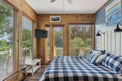 Beautifully appointed, nearly new 3BR, 4BA mountain modern cabin - photo 9