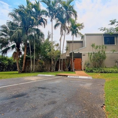 Lake Townhome/Townhouse Sale Pending in Plantation, Florida