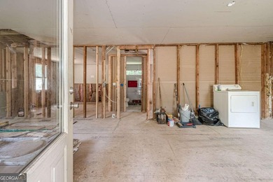 Investor special near Lake Allatoona! This single-story home on - photo 4