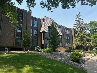 Welcome home to easy living in Edina West. This is a perfect - photo 1